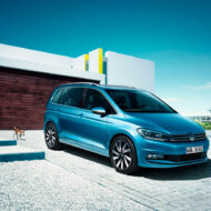 Los coches recomendados en 2025 para familias con 2 niños: espacio, seguridad y confort sin disparar el consumo… ni el precio Coche Volkswagen azul familiar para familias con dos hijos