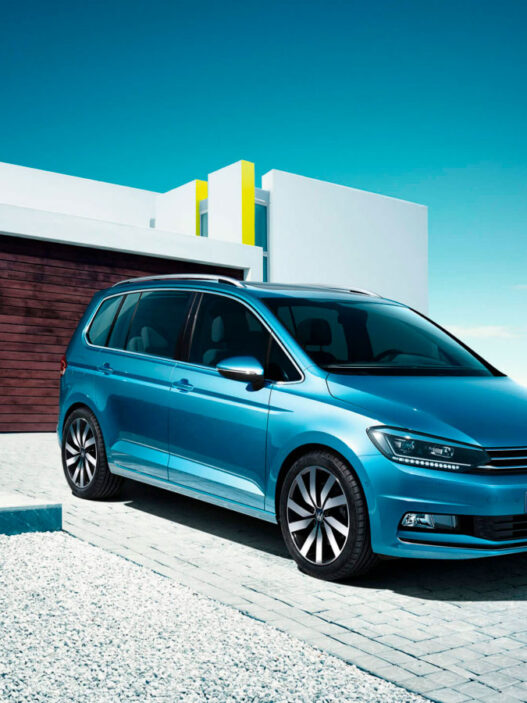 Coche Volkswagen azul familiar para familias con dos hijos
