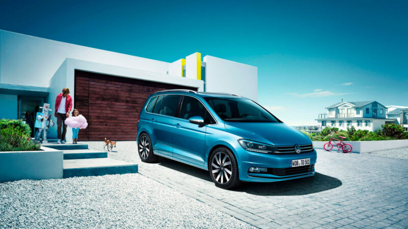 Coche Volkswagen azul familiar para familias con dos hijos