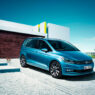 Coche Volkswagen azul familiar para familias con dos hijos