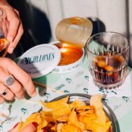 Aperitivo con vermut, conservas y amigos en un bar de Chamberí, Madrid