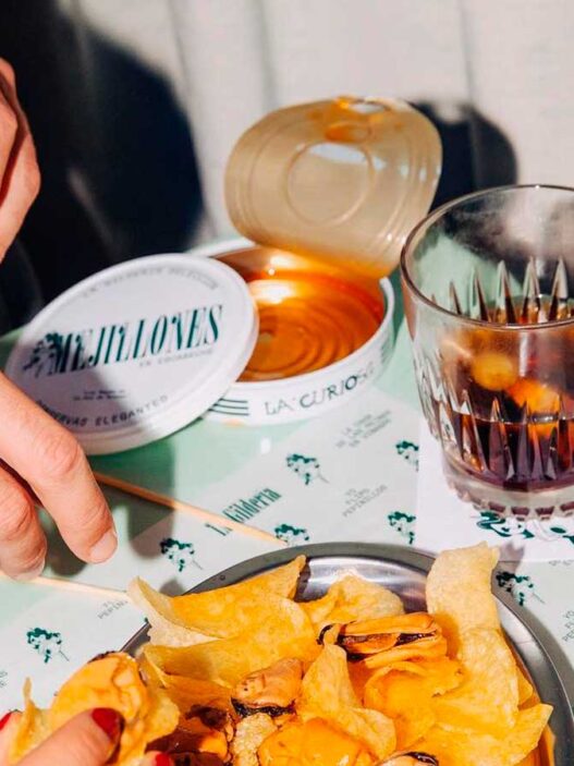 Aperitivo con vermut, conservas y amigos en un bar de Chamberí, Madrid
