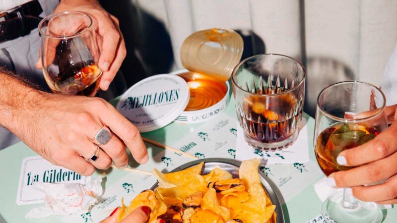 Aperitivo con vermut, conservas y amigos en un bar de Chamberí, Madrid