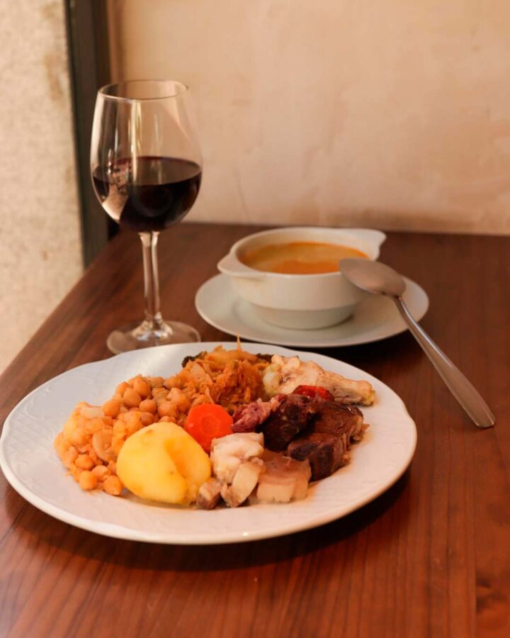 Plato de cocido madrileño con garbanzos, verduras y carne del menú del día de Casa Dani en el Barrio de Salamanca.