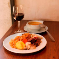 Buscaba un menú del día casero en el Barrio de Salamanca… y terminé encontrando mis 5 restaurantes favoritos para comer entre semana Menú del día en el Barrio de Salamanca con cocido madrileño, vino tinto y sopa casera en Casa Dani.