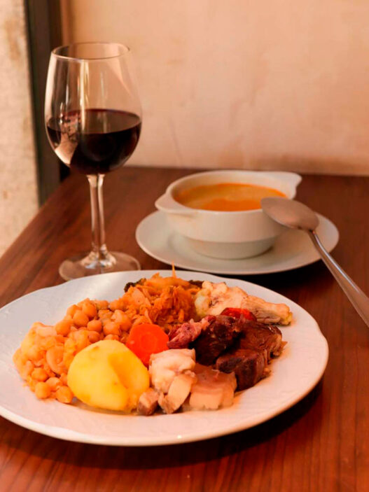 Menú del día en el Barrio de Salamanca con cocido madrileño, vino tinto y sopa casera en Casa Dani.