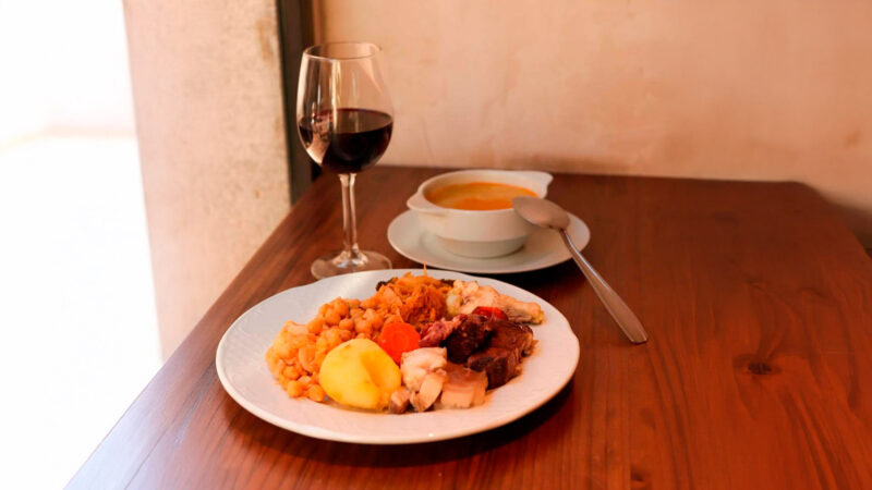Menú del día en el Barrio de Salamanca con cocido madrileño, vino tinto y sopa casera en Casa Dani.