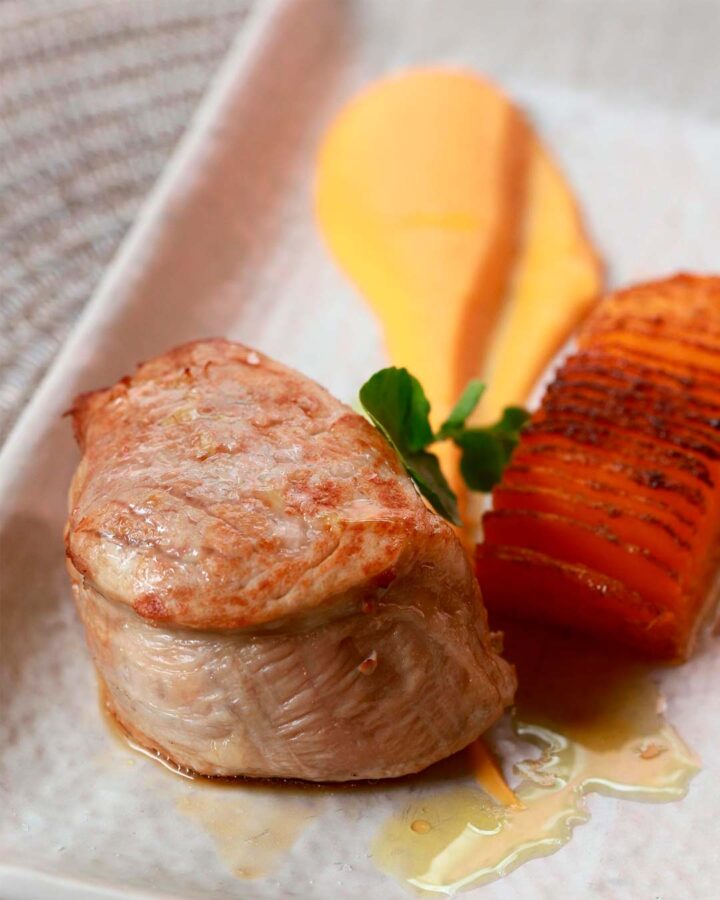 Solomillo con puré de zanahoria y patata panadera del menú del día del restaurante Cirkuk en Madrid.