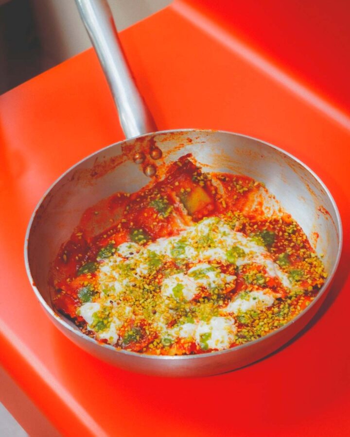 Raviolis frescos con salsa de tomate, burrata y pistacho del restaurante Relleno en Madrid.