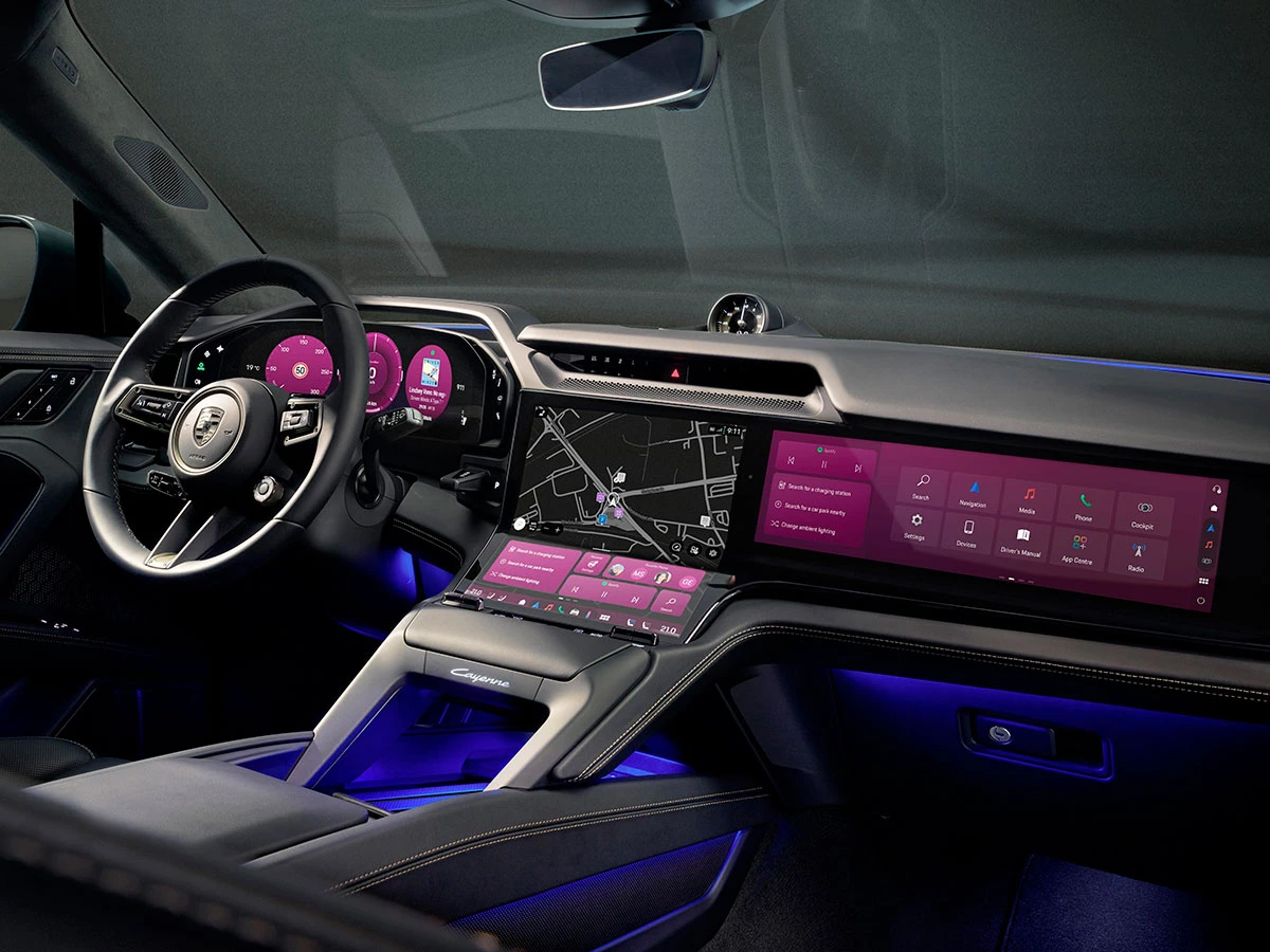 Interior del Porsche Cayenne Electric con sistema multimedia envolvente y personalización cromática digital