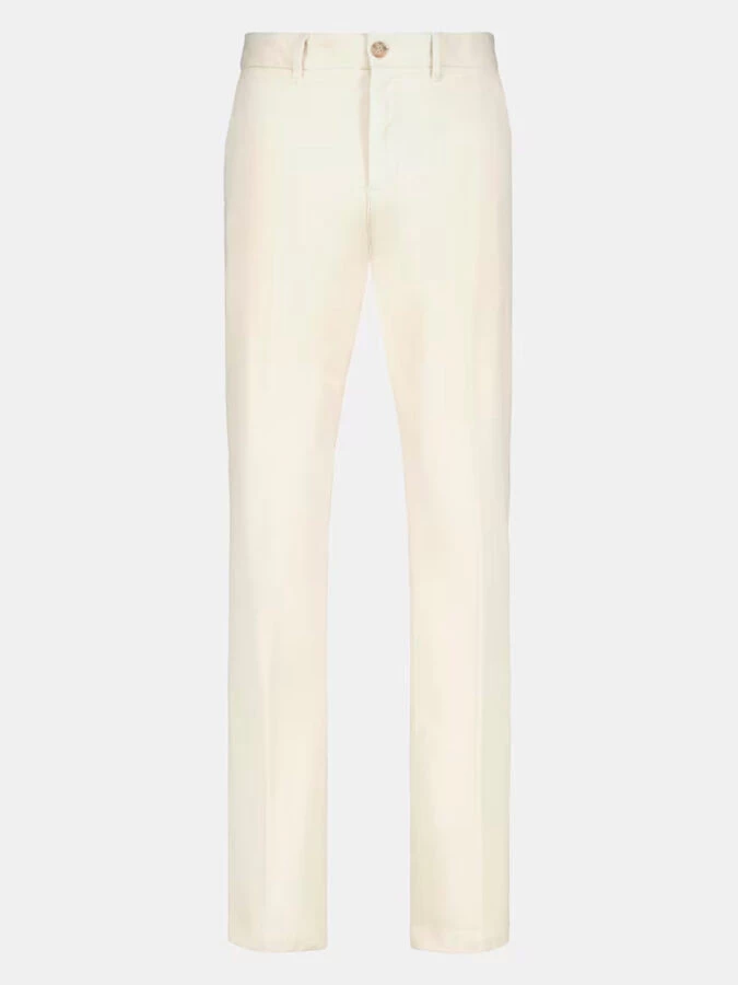 Pantalón blanco recto estilo chino para hombre, una base neutra para looks con jersey burdeos