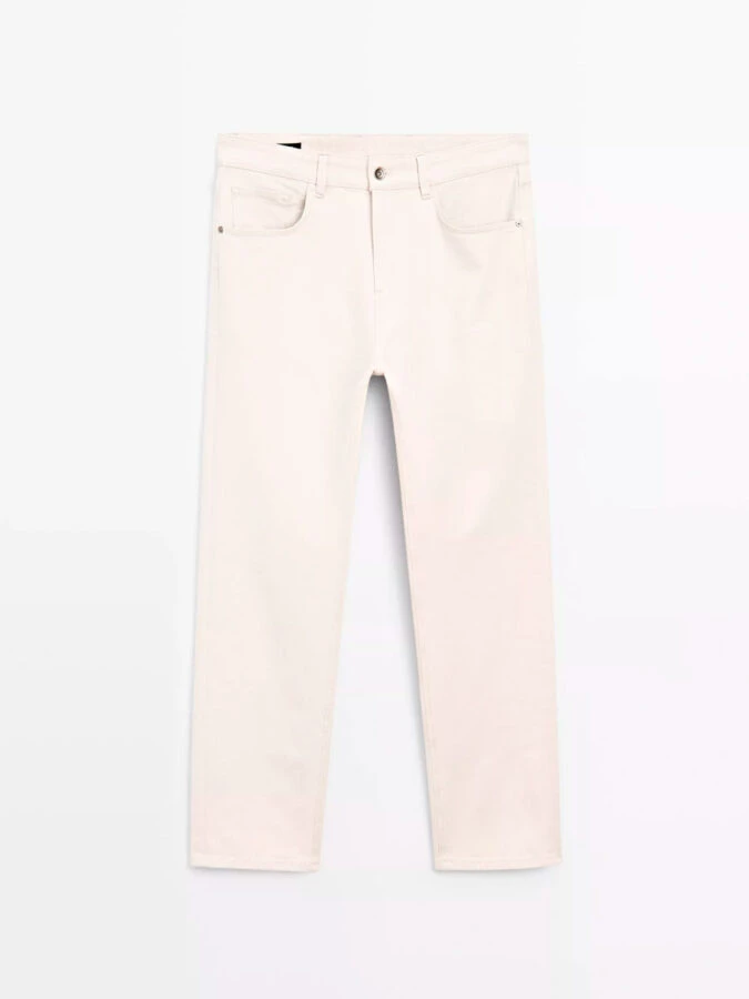 Pantalón vaquero blanco recto para hombre de Massimo Dutti, ideal para looks de invierno con jersey burdeos