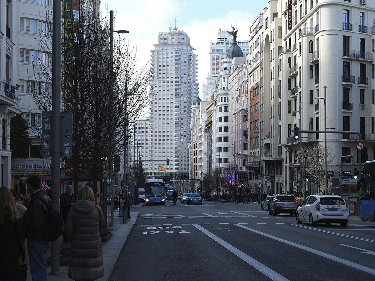 Fotografía de la Gran Vía de Madrid con el edificio Torre de Madrid de fondo