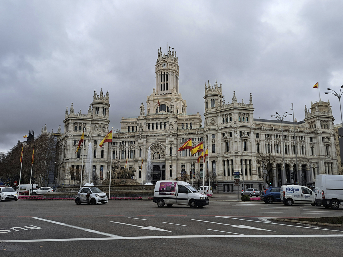 Fotografía del Palacio de Cibeles, Ayuntamiento de Madrid con coches circulando