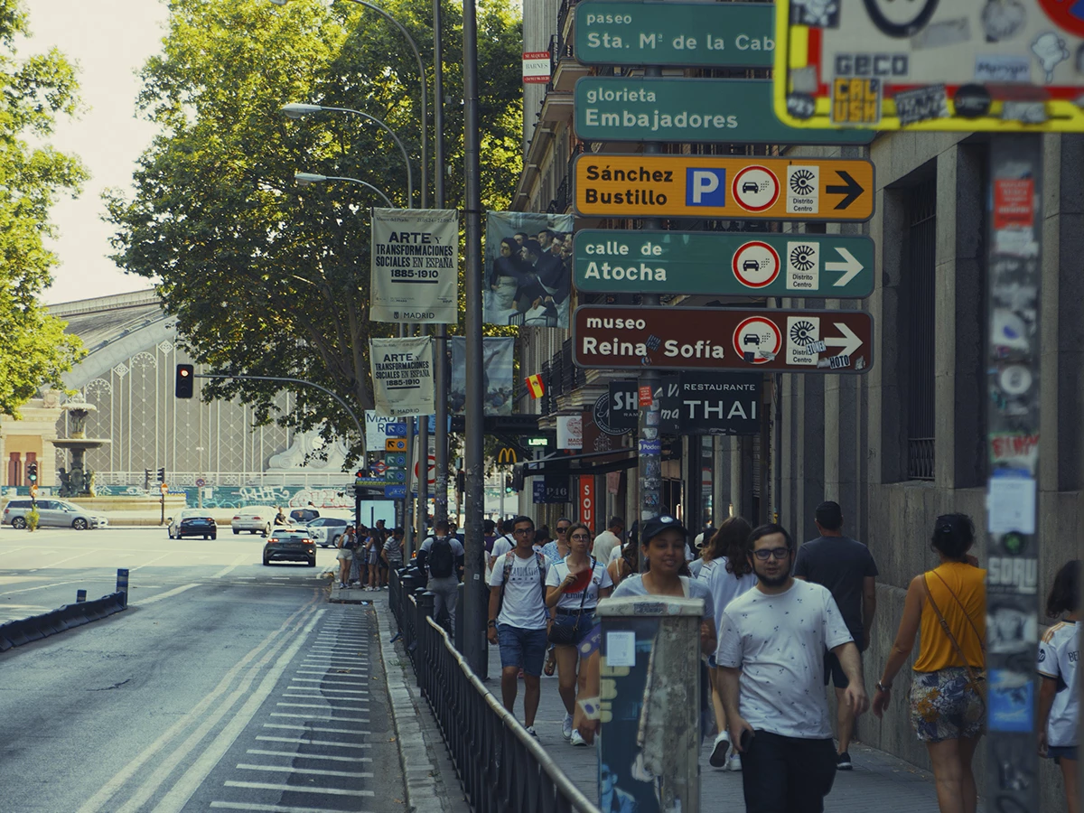Paseo de Alfonso XII con la estación de Atocha de fondo