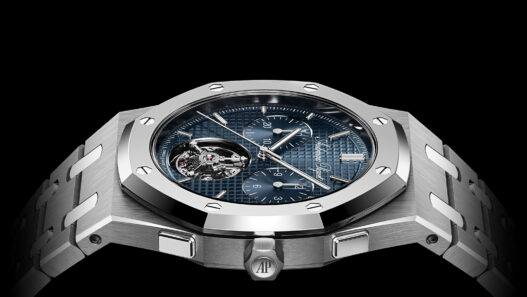 Detalle lateral del Royal Oak «Jumbo» RD#5 de Audemars Piguet con esfera azul y tourbillon volante visible