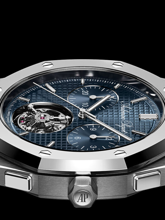 Detalle lateral del Royal Oak «Jumbo» RD#5 de Audemars Piguet con esfera azul y tourbillon volante visible