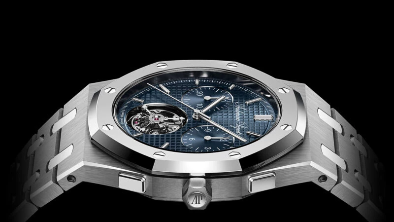 Detalle lateral del Royal Oak «Jumbo» RD#5 de Audemars Piguet con esfera azul y tourbillon volante visible