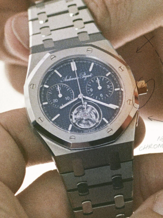 El Royal Oak «Jumbo» RD#5 de Audemars Piguet sostenido en una mano, mostrando su tamaño y diseño extraplano