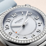 Detalle de la esfera azul y bisel engastado del reloj Hermès Cut 2024