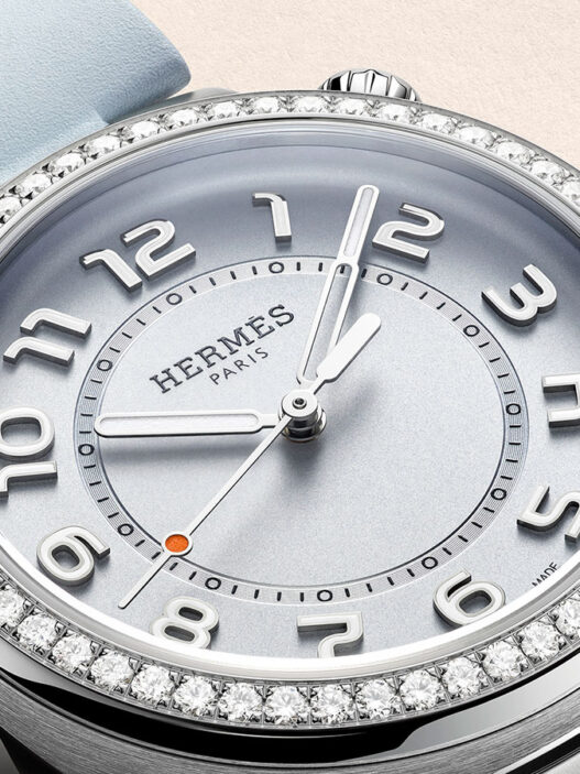 Detalle de la esfera azul y bisel engastado del reloj Hermès Cut 2024