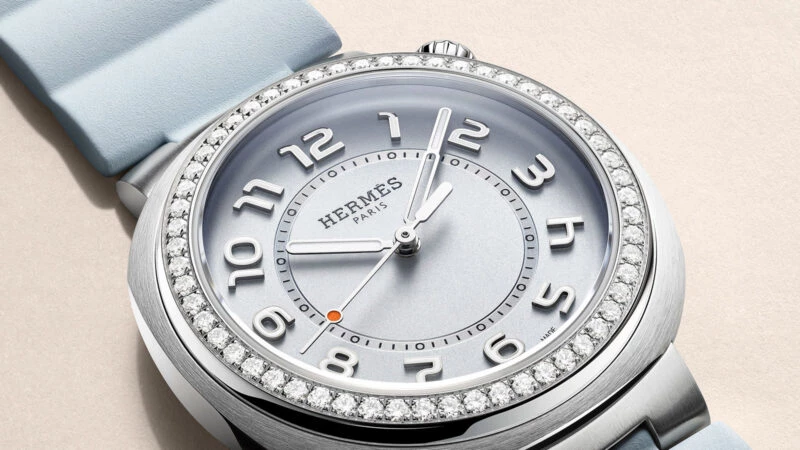 Detalle de la esfera azul y bisel engastado del reloj Hermès Cut 2024