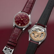Vista frontal y trasera del IWC Portugieser Automatic 42 Year of the Horse con correa burdeos