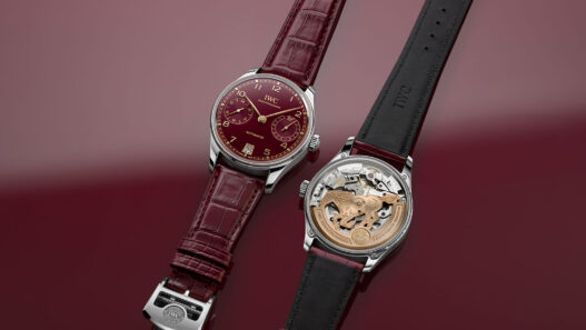 Vista frontal y trasera del IWC Portugieser Automatic 42 Year of the Horse con correa burdeos