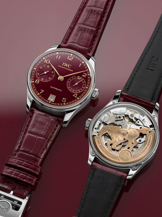 Vista frontal y trasera del IWC Portugieser Automatic 42 Year of the Horse con correa burdeos