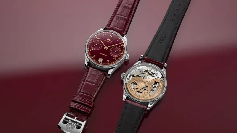 Vista frontal y trasera del IWC Portugieser Automatic 42 Year of the Horse con correa burdeos
