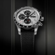 Este reloj , del que solo existen 300 unidades en el mundo, guarda un fragmento del coche más legendario de la historia del motor IWC Pilot’s Watch Performance Chronograph 41 “722 Edition”, inspirado en el legendario Mercedes-Benz 300 SLR 722.