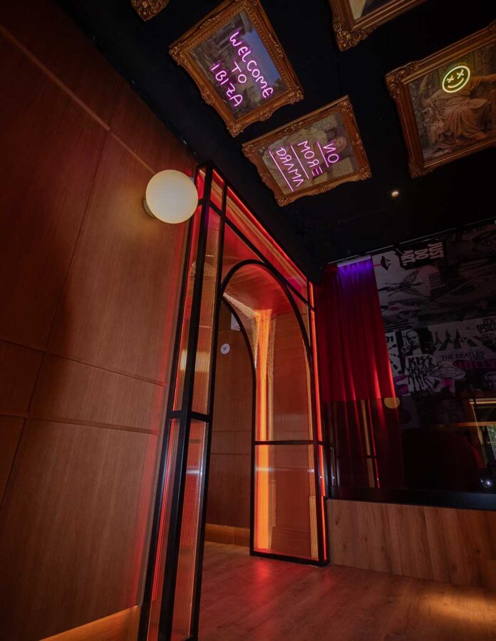 Entrada iluminada con luces rojas y estructura metálica en arco del restaurante Memories Madrid.