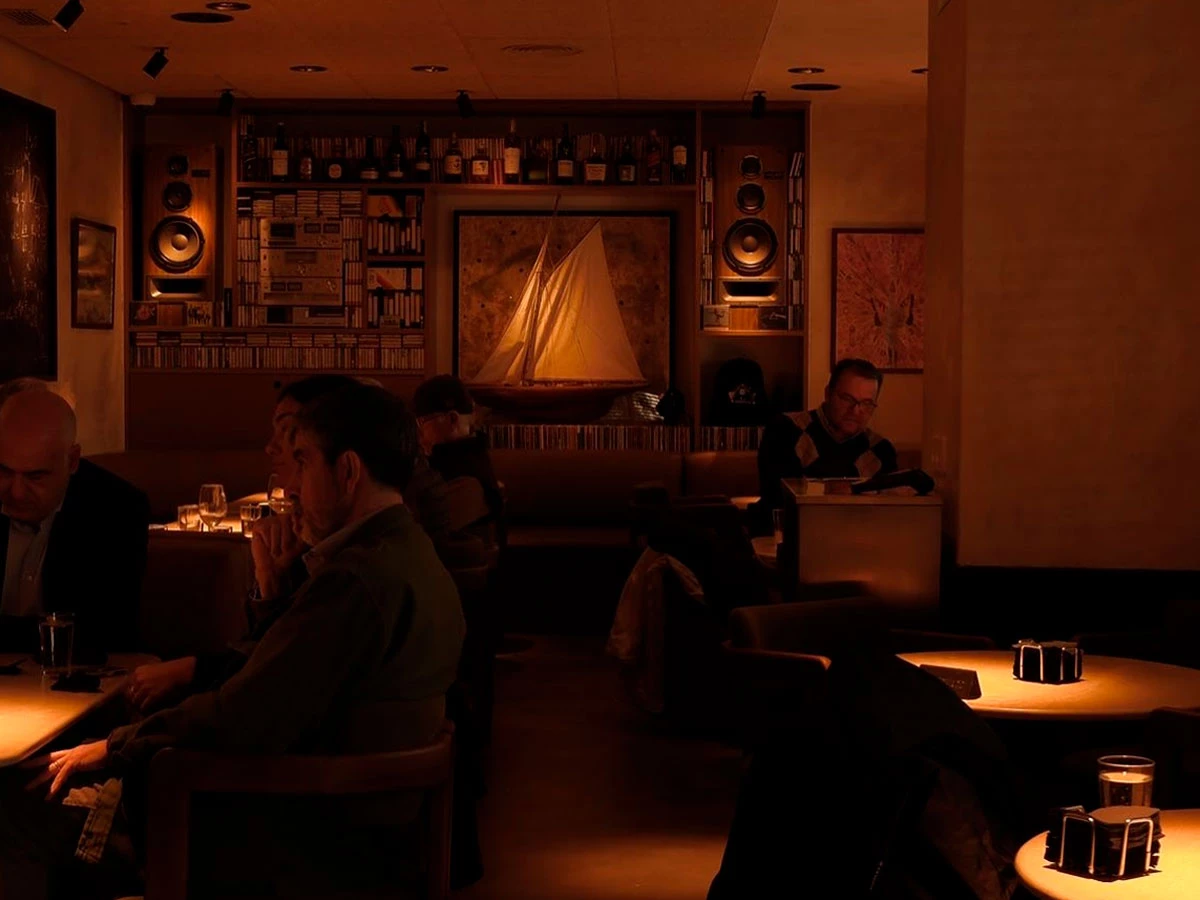 Interior del Bar Trafalgar en Chamberí, con ambiente íntimo y cocina de barra moderna.