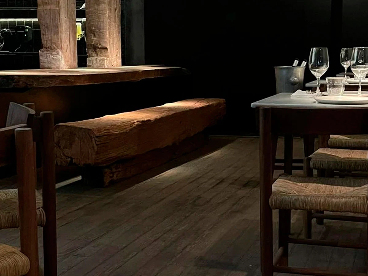 Sala del restaurante Los 33 en las Salesas, especializada en carnes a la brasa y cocina uruguaya.