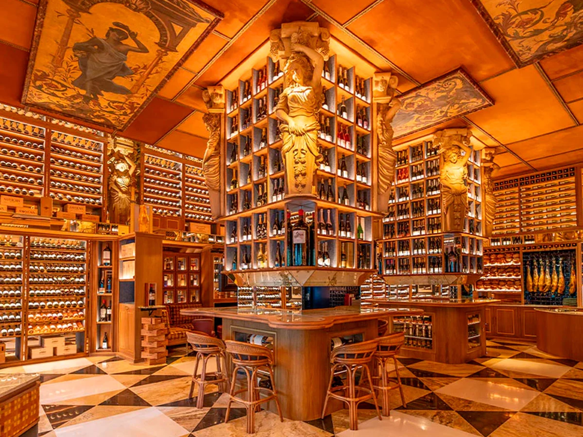 Interior de The Library, restaurante y club privado en el barrio de Salamanca con más de 3.500 referencias de vino.