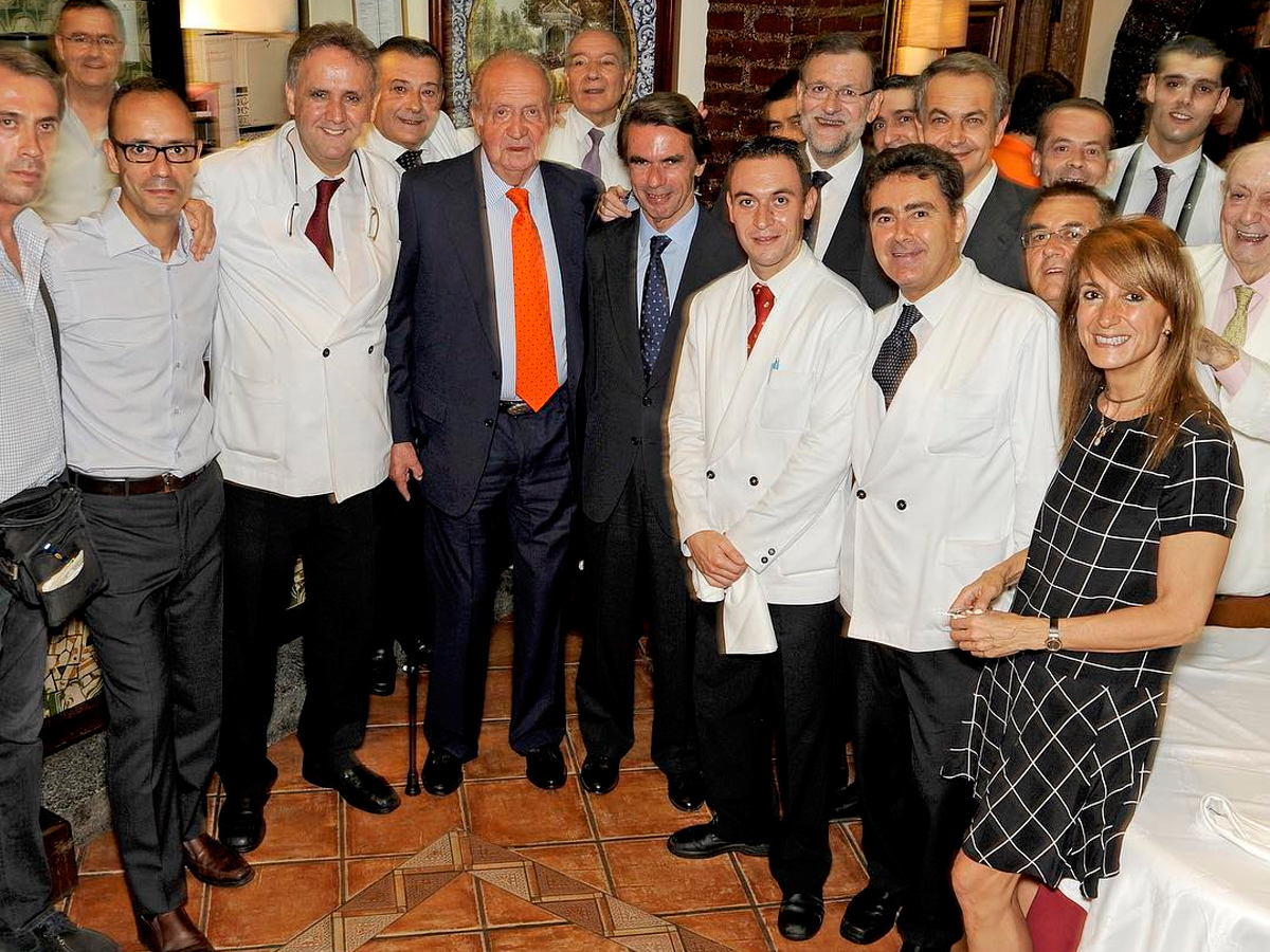 El rey Juan Carlos I con José María Aznar, Rajoy y Zapatero personal de Casa Lucio posando en el comedor del restaurante madrileño.