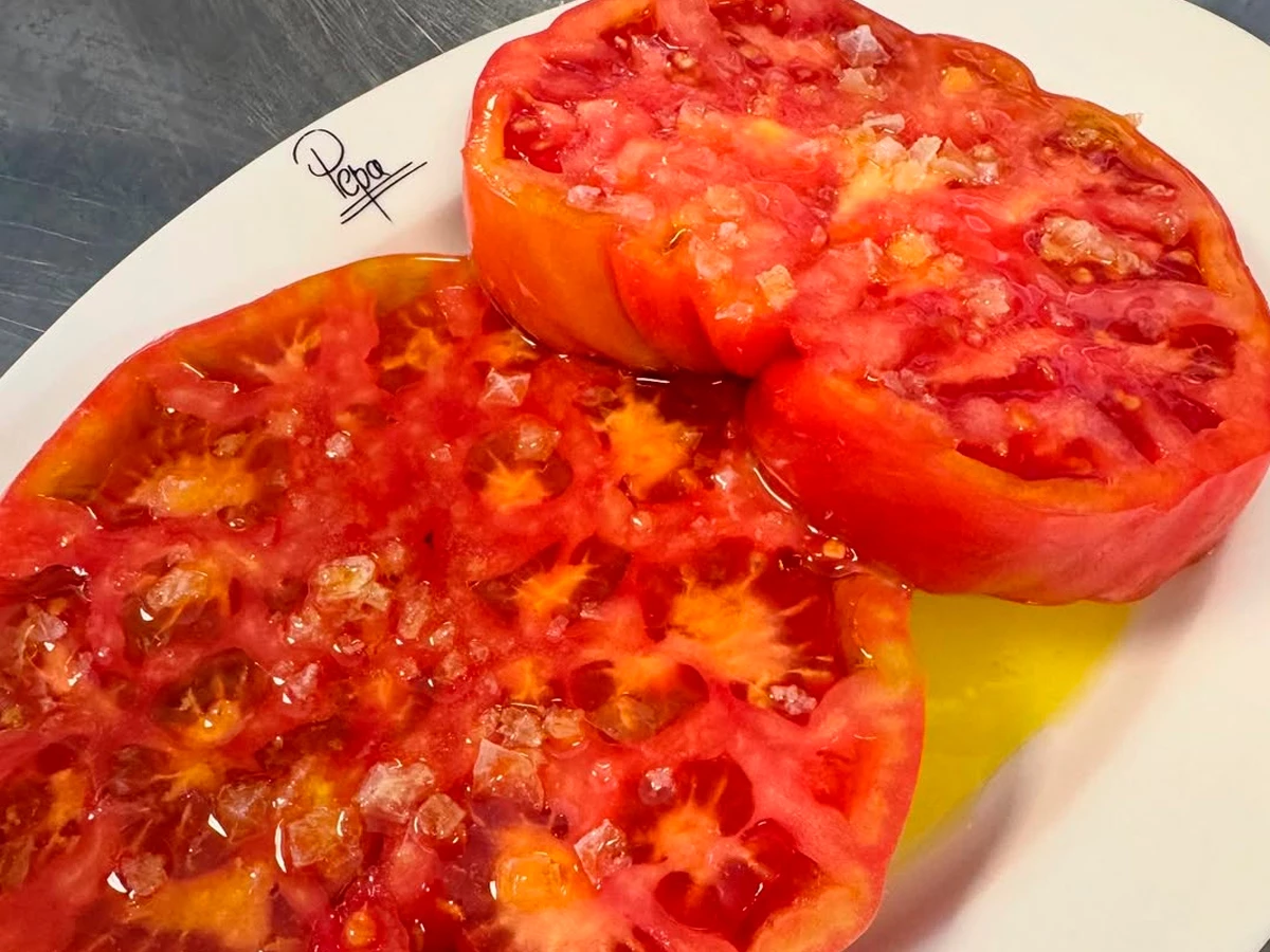 Tomates de gran tamaño servidos en Qüenco de Pepa, el plato más icónico del restaurante.
