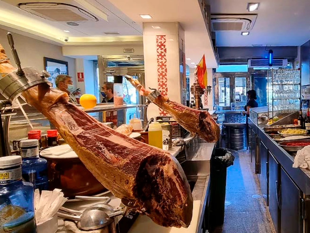 Barra de La Tragantía con jamones ibéricos y tapas tradicionales.