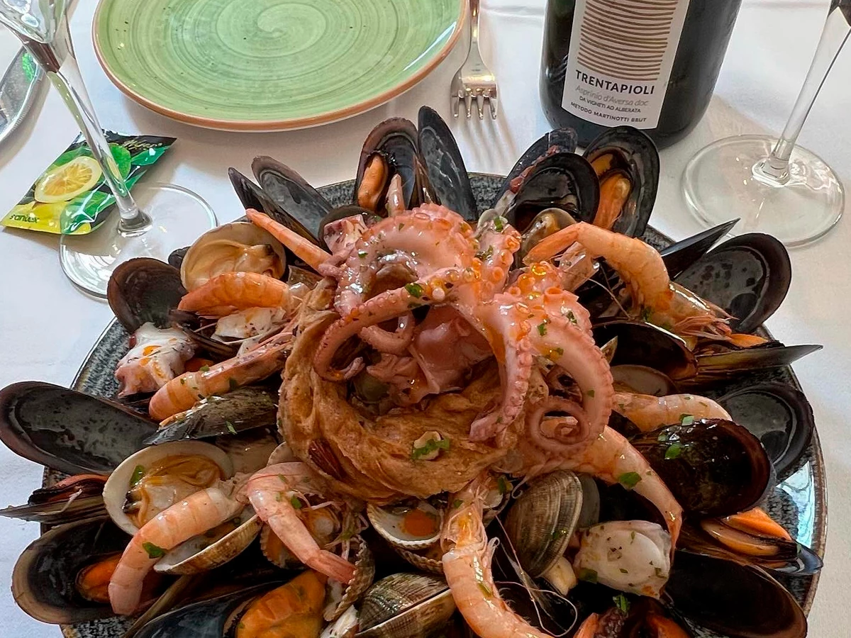Plato de marisco con mejillones, gambas y pulpo en Luna Rossa.