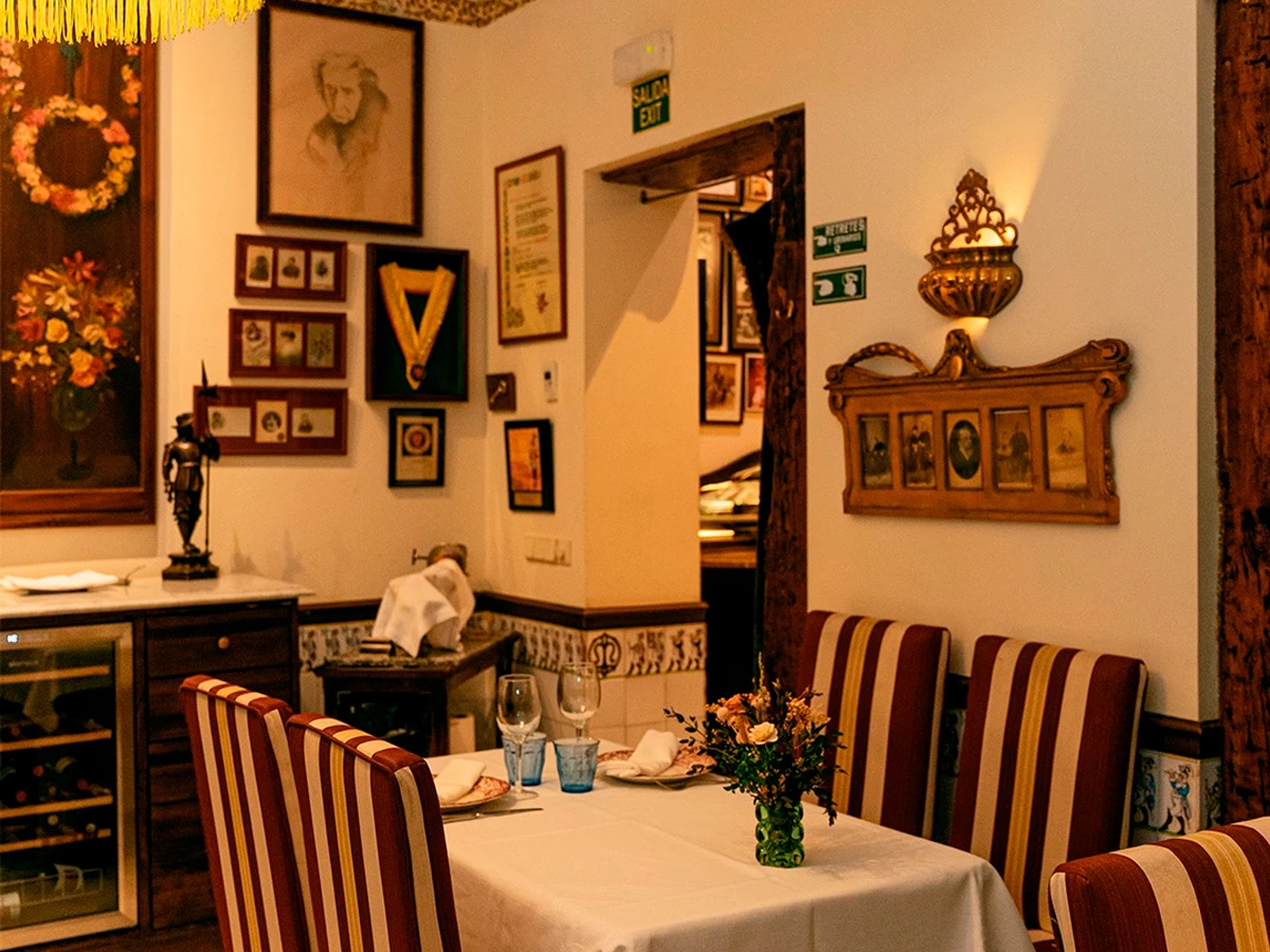 Mesa decorada con estilo clásico en la Taberna del Alabardero, junto al Teatro Real.