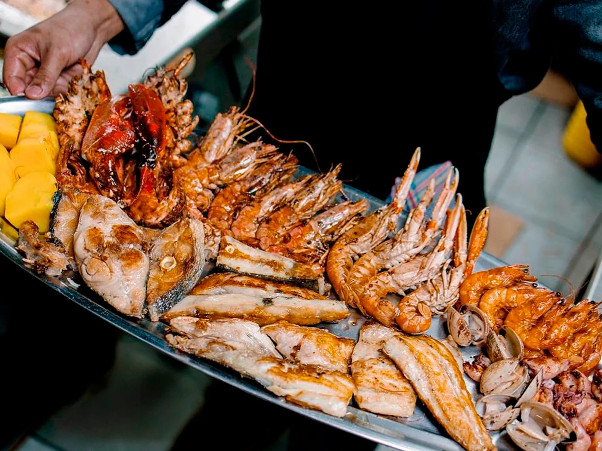 Parrillada de pescado y marisco servida en Marisquería La Chalana.