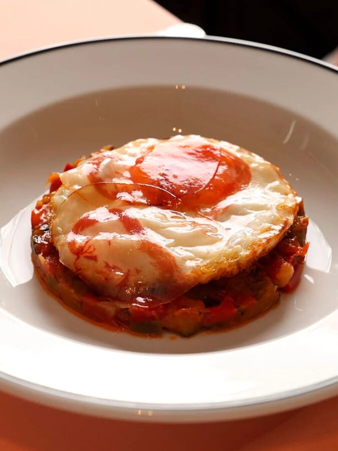 Pisto manchego con huevo frito y papada ibérica del restaurante Julita Café en Chamberí.