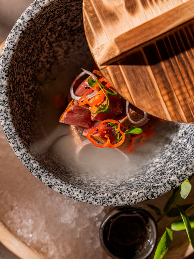 Plato de nigiri y ceviche del restaurante Osaka Nikkei en el barrio de Salamanca, Madrid.
