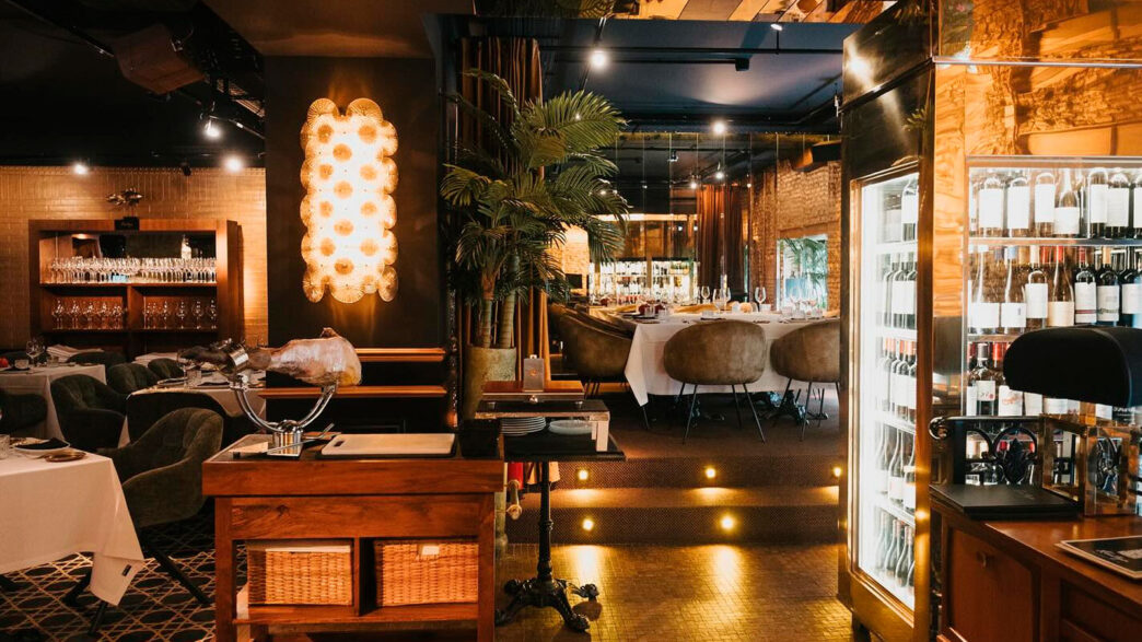 nterior del restaurante Kentya, con mesas elegantes y bodega a la vista en el barrio de Salamanca.