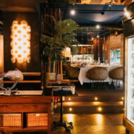 nterior del restaurante Kentya, con mesas elegantes y bodega a la vista en el barrio de Salamanca.