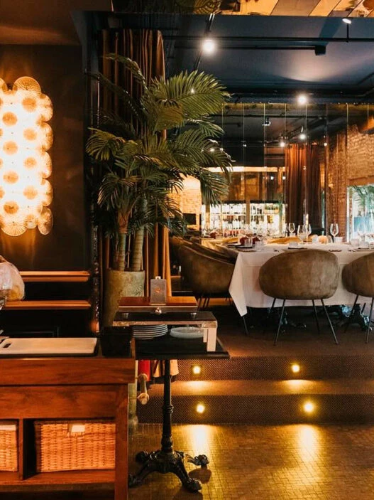 nterior del restaurante Kentya, con mesas elegantes y bodega a la vista en el barrio de Salamanca.