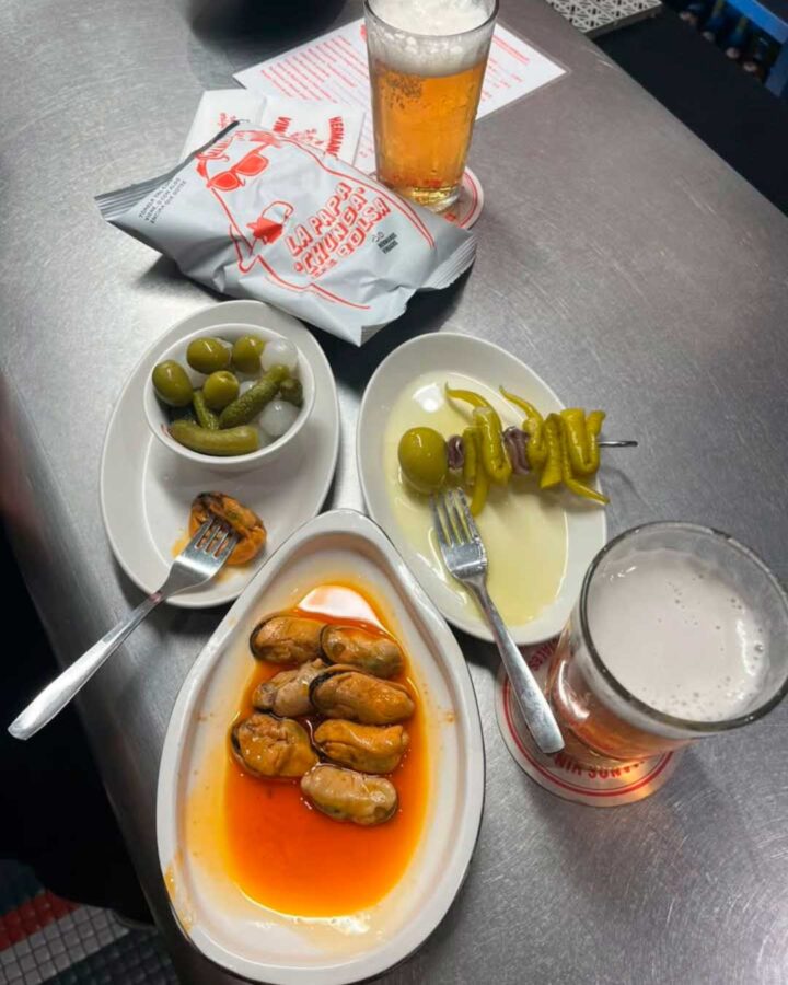 Boquerones en vinagre y vermut en la barra de Hermanos Vinagre, Madrid