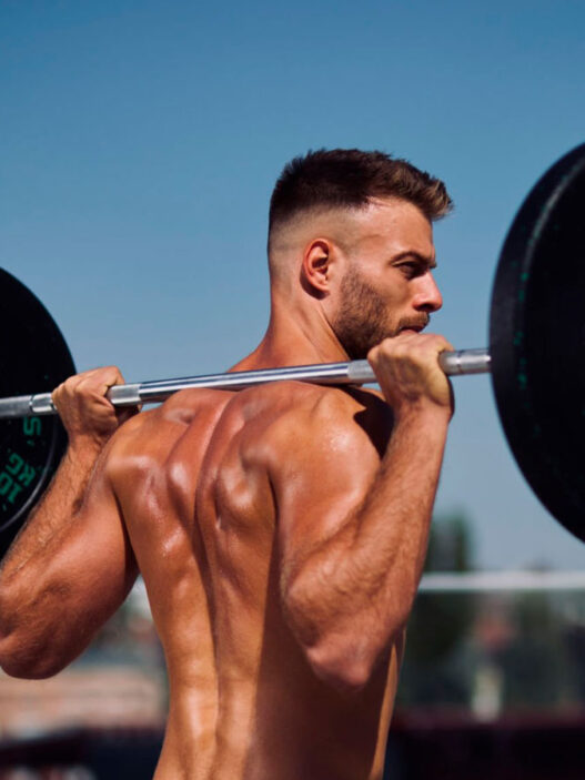 Hombre haciendo ejercicio de fuerza, imagen para ilustrar un artículo sobre suplementos que mejoran la testosterona según la nutricionista Isabel Viña