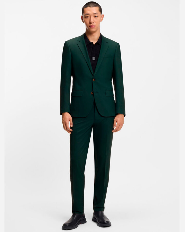 Modelo asiático vestido con un traje verde de Hugo Boss