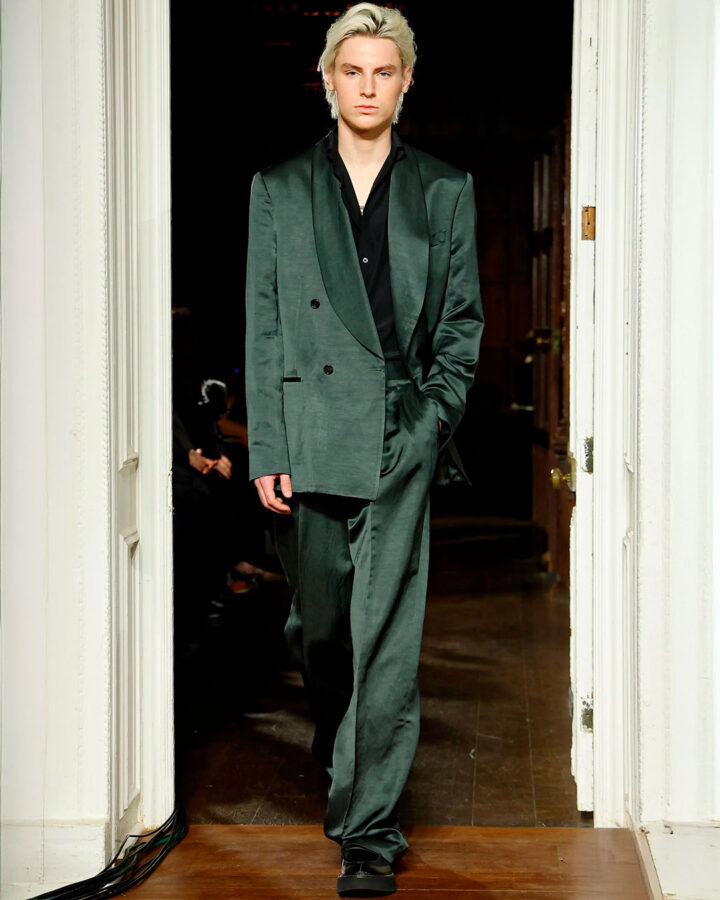 Modelo desfilando en el desfile de Todd Snyder otoño 2025 con un traje verde